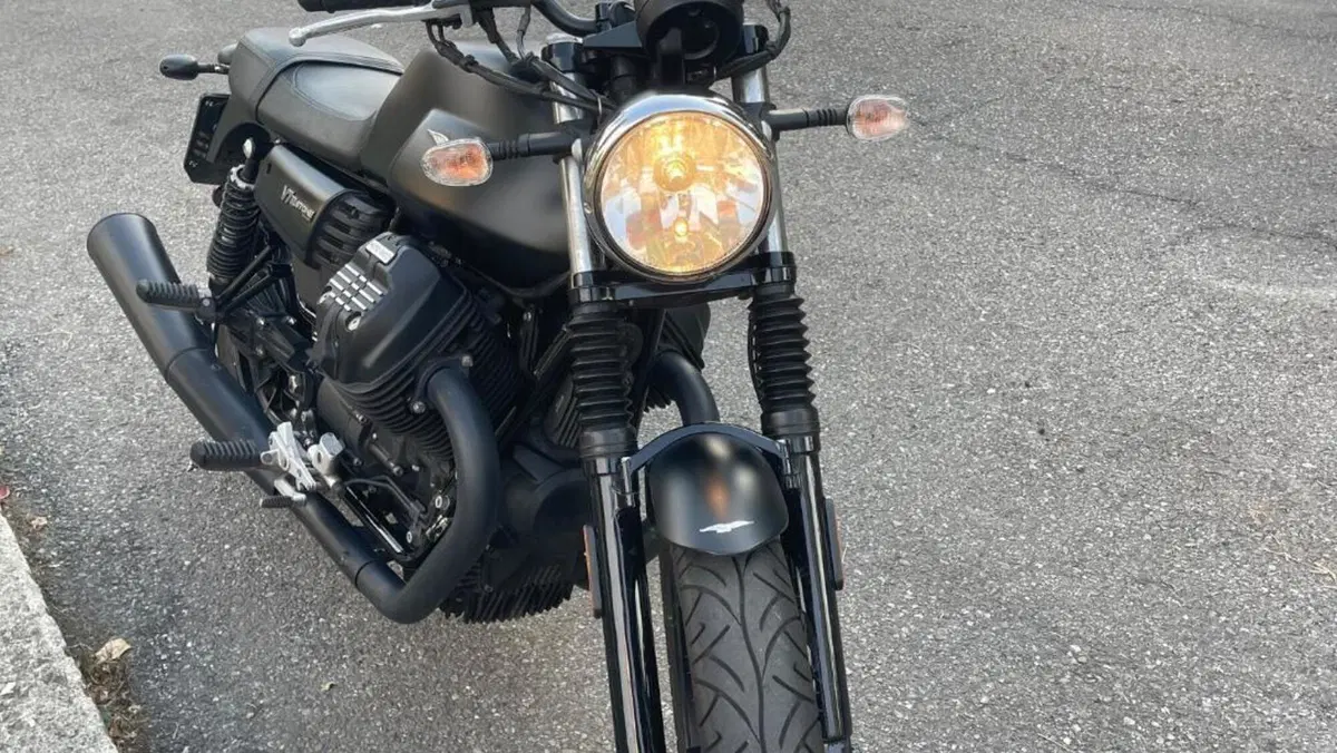 Moto Guzzi V7 III Stone (2017 - 20)  (4)