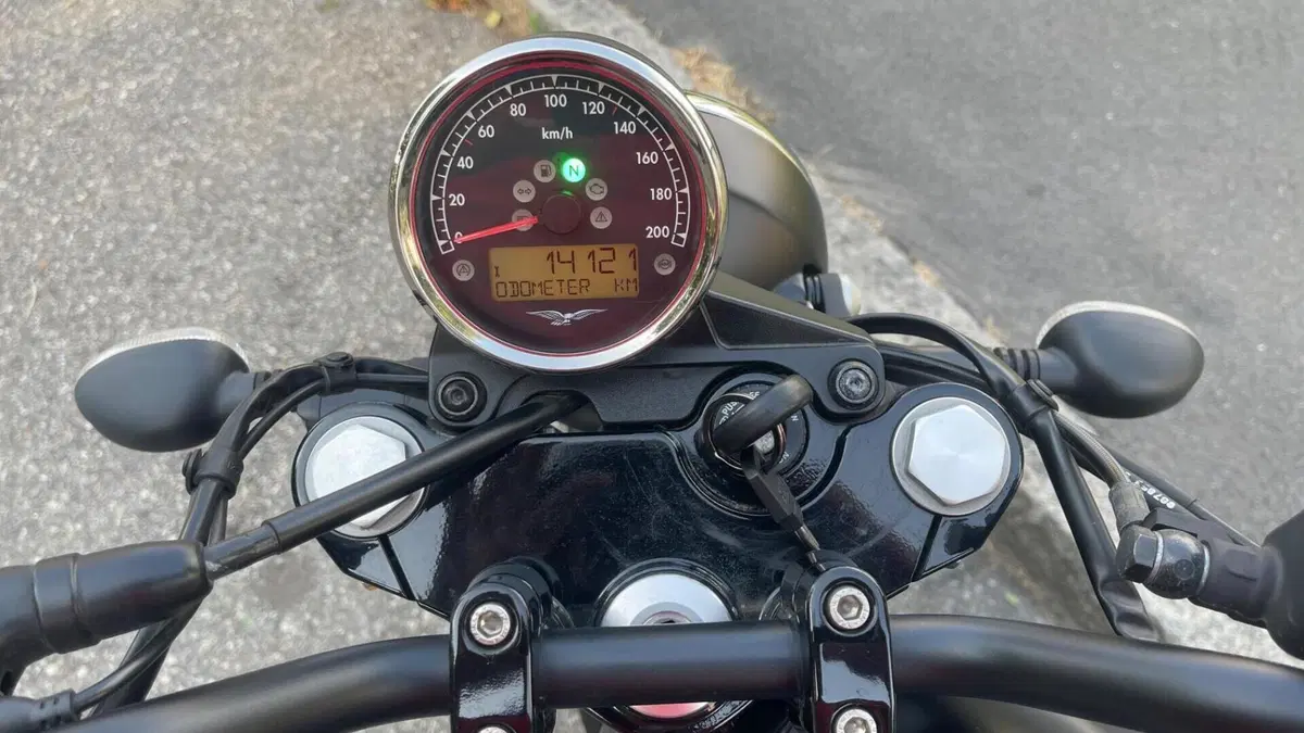 Moto Guzzi V7 III Stone (2017 - 20)  (6)