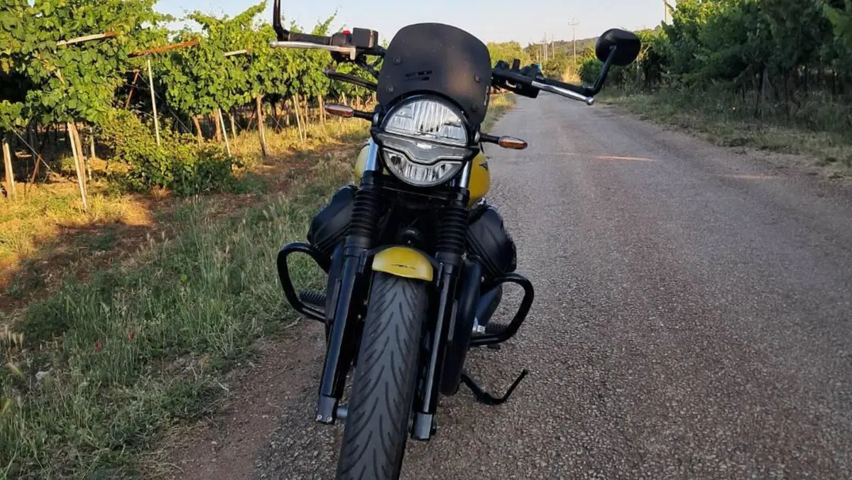 Moto Guzzi V7 Stone (2021 - 24)  (2)