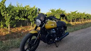Moto Guzzi V7 Stone (2021 - 24)  (3)