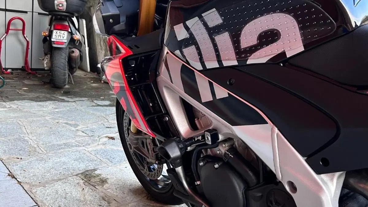 Aprilia Tuono V4 Factory (2021 - 24)  (2)
