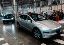 Tesla sotto indagine negli USA: oltre 150 segnalazioni per guasti alle sospensioni anteriori