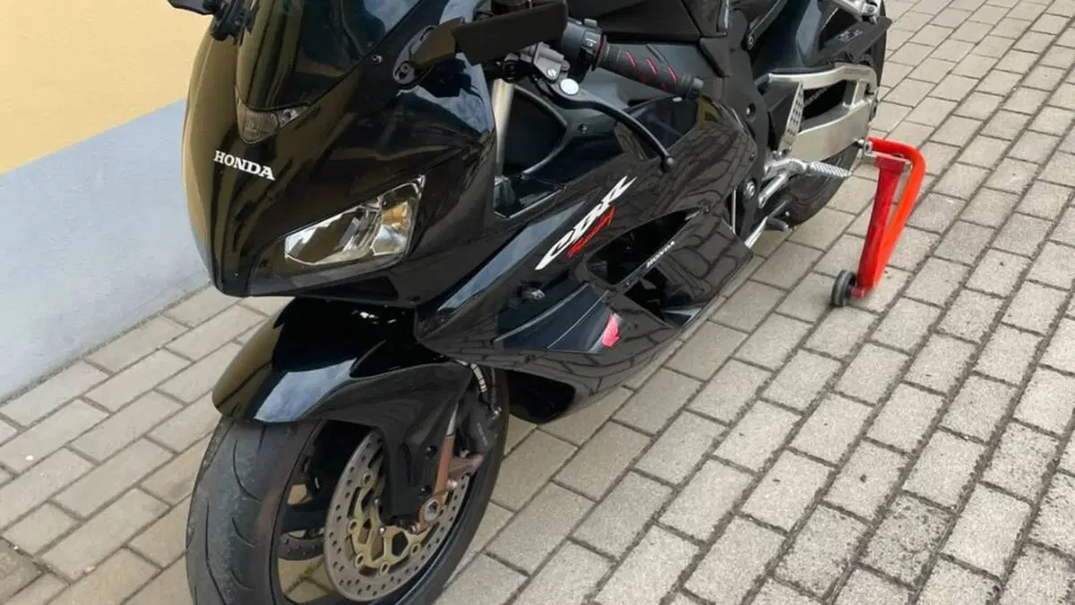 Honda CBR 1000 RR Fireblade (2004 - 05)  (2)