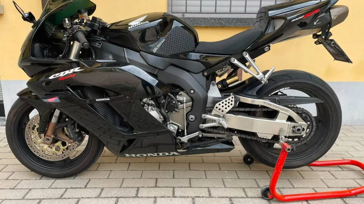 Honda CBR 1000 RR Fireblade (2004 - 05)  (5)