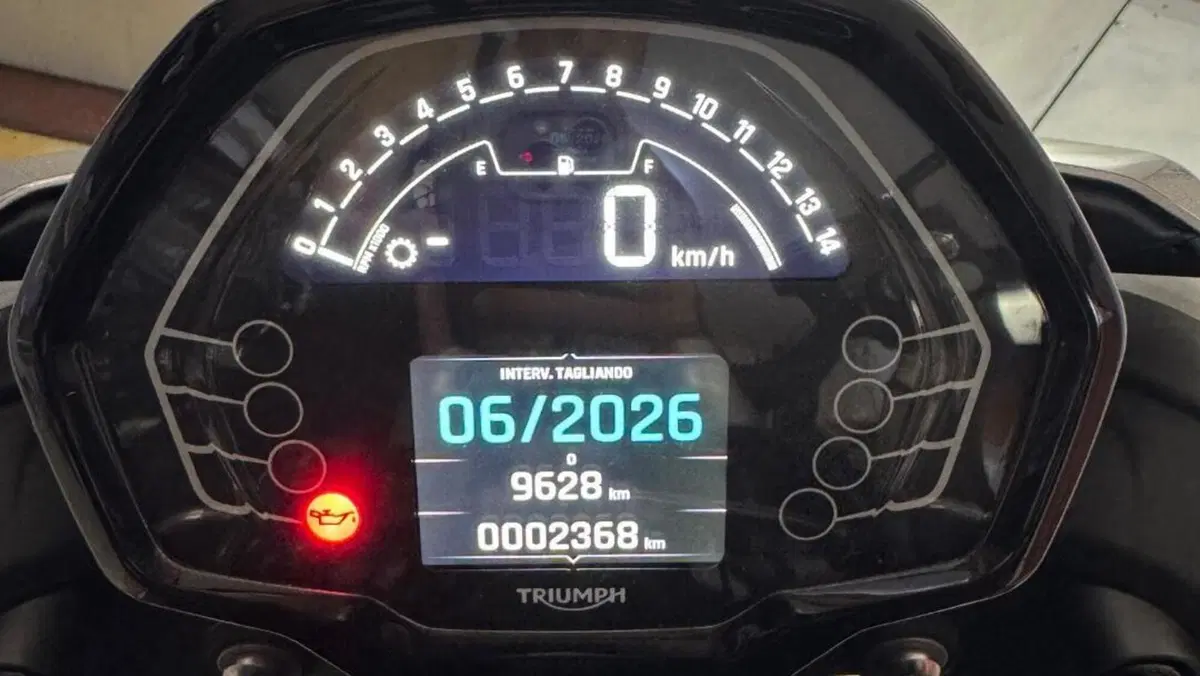 Triumph Street Triple 765 R (2023 - 26)  (2)