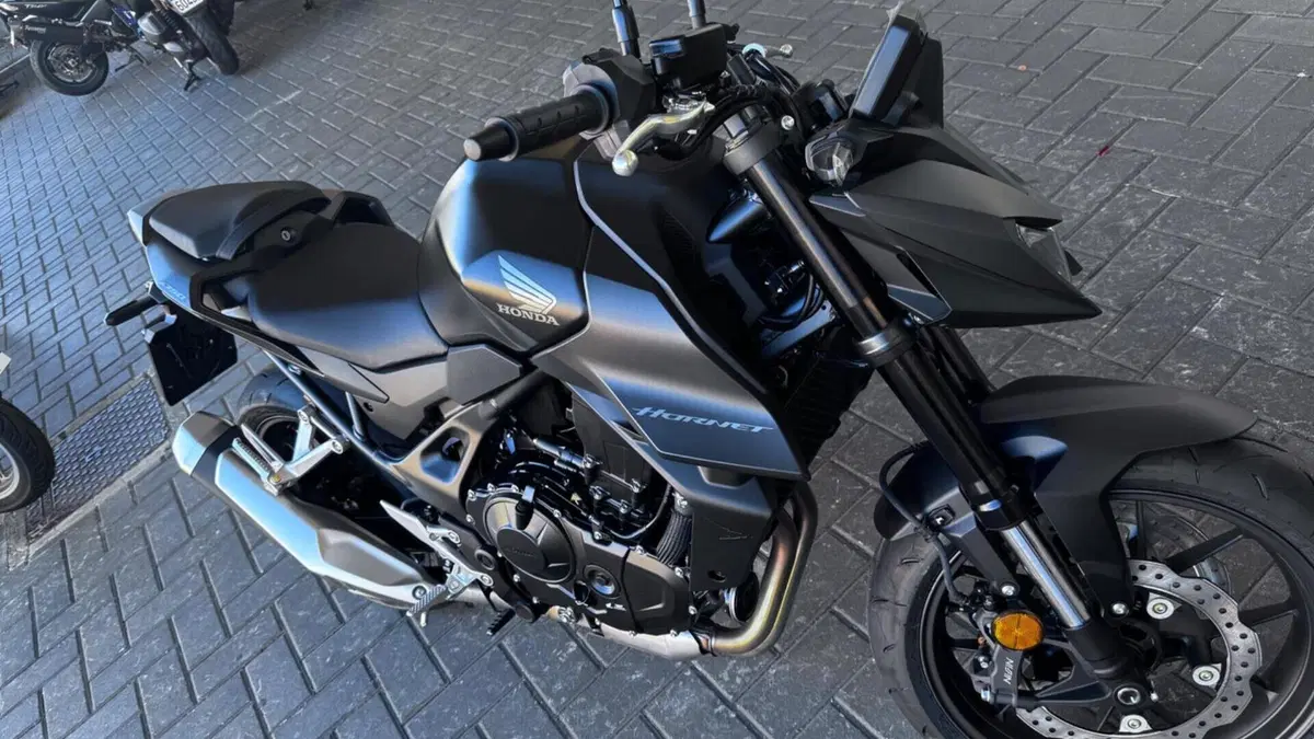 Honda CB 750 Hornet (2025)  (2)