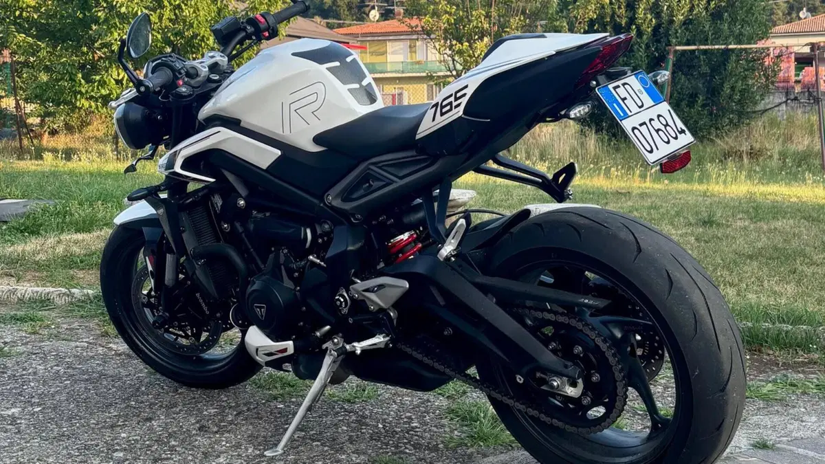 Triumph Street Triple 765 R (2023 - 26)  (2)