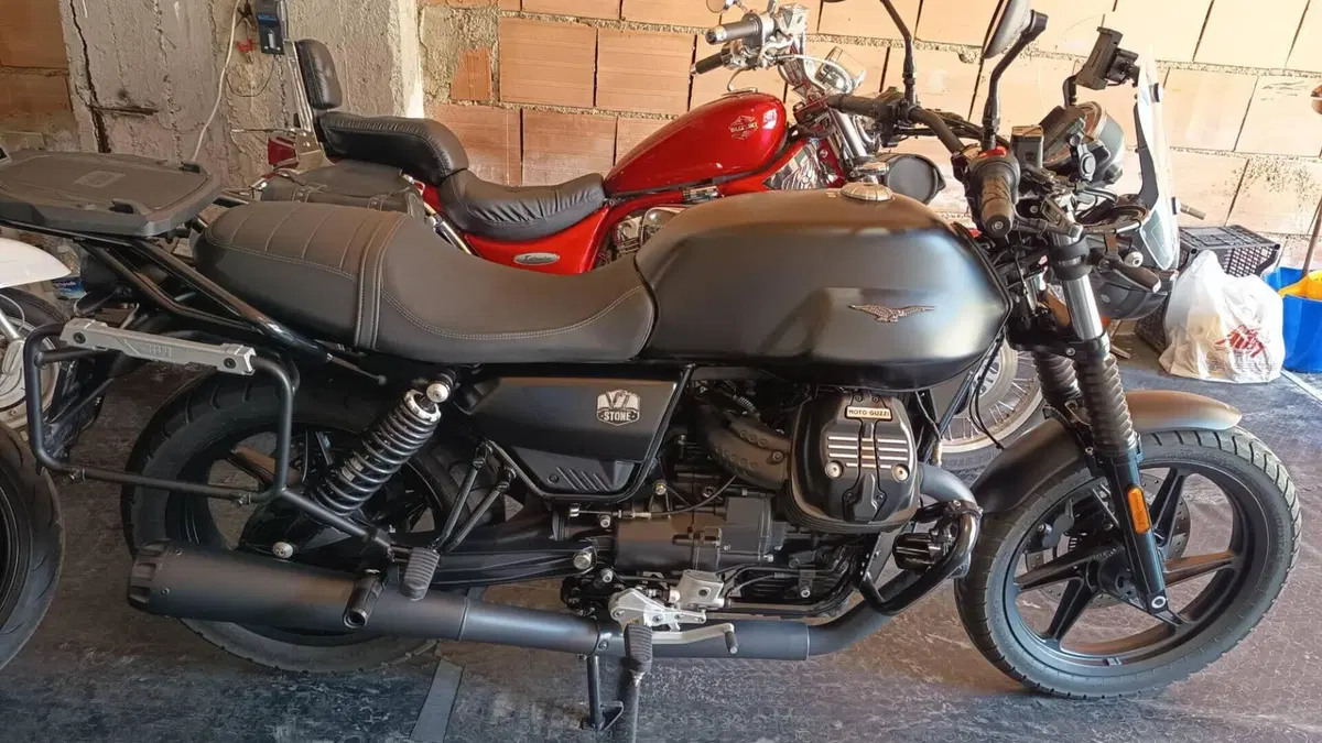 Moto Guzzi V7 Stone (2021 - 24) 