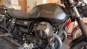 Moto Guzzi V7 Stone (2021 - 24)  (4)