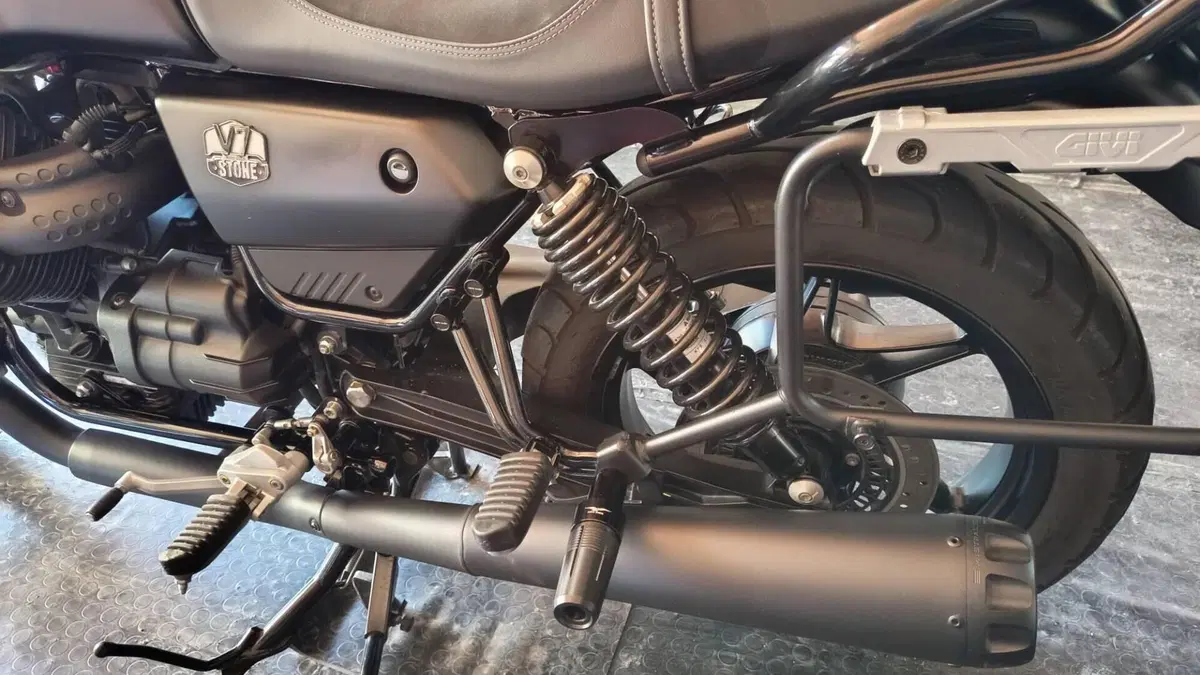 Moto Guzzi V7 Stone (2021 - 24)  (6)