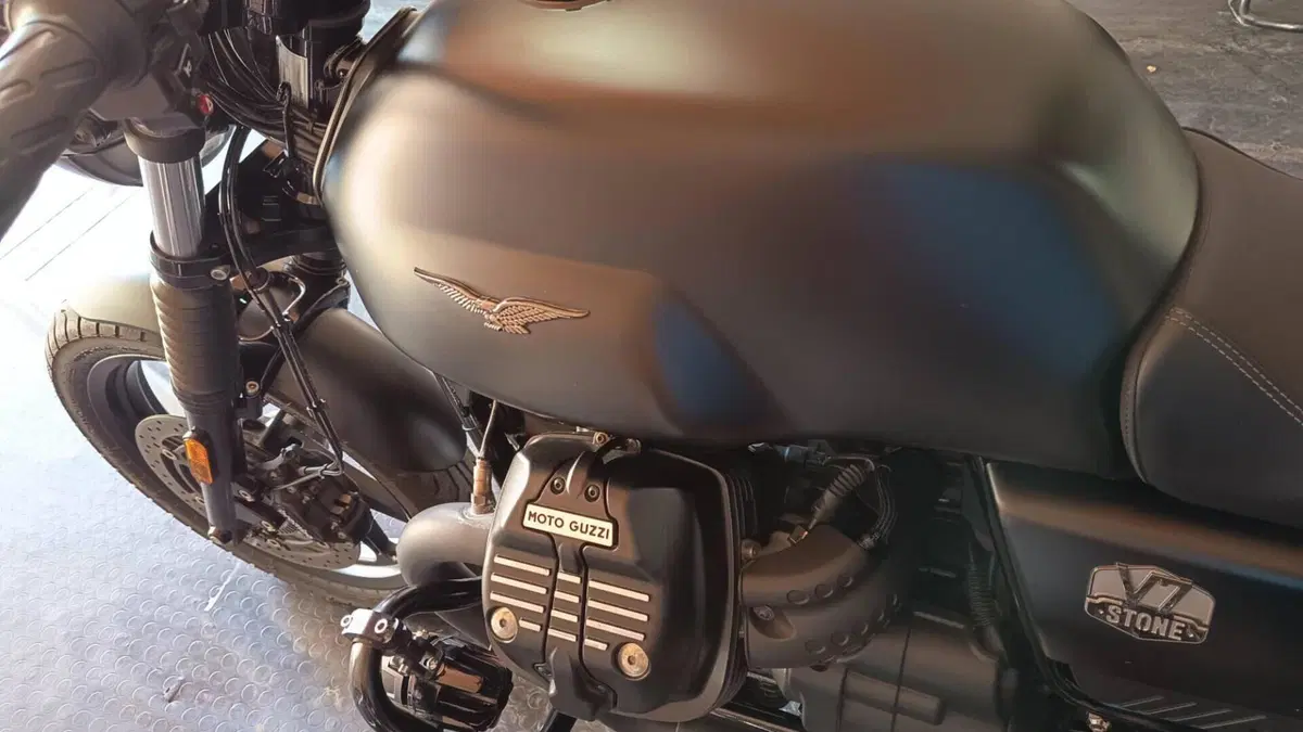 Moto Guzzi V7 Stone (2021 - 24)  (7)