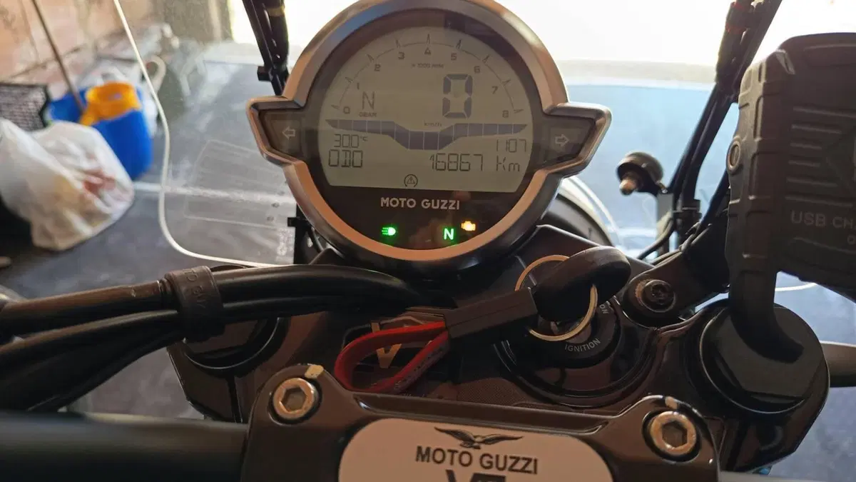 Moto Guzzi V7 Stone (2021 - 24)  (8)