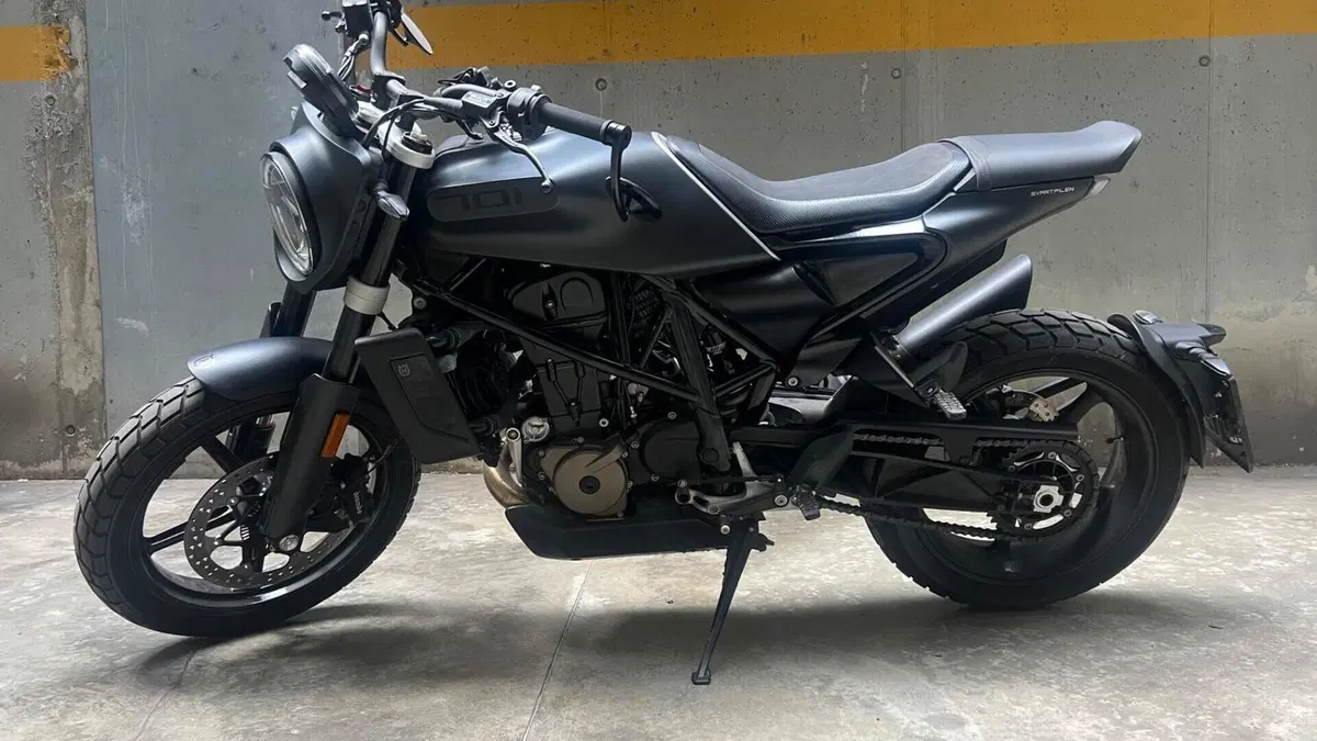 Husqvarna Svartpilen 701 (2019)  (8)
