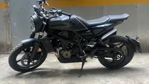 Husqvarna Svartpilen 701 (2019)  (8)