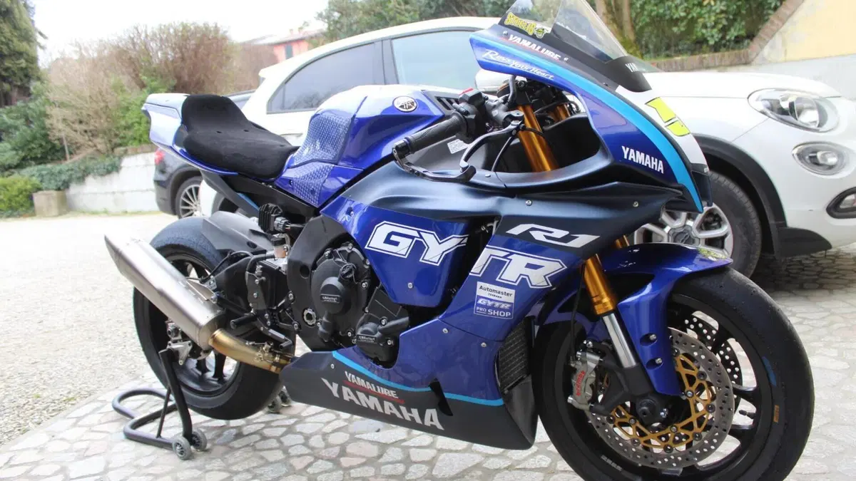 Yamaha YZF R1 (2020 - 25)  (3)