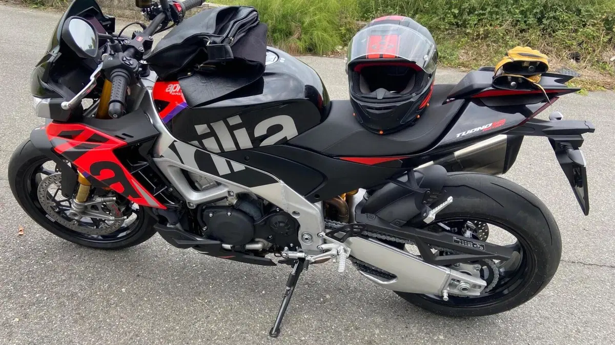 Aprilia Tuono V4 Factory (2021 - 24) 