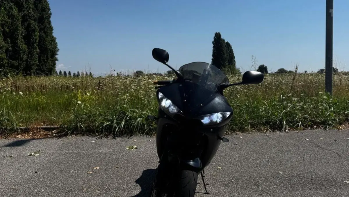 Yamaha YZF R6 (2003 - 04)  (2)