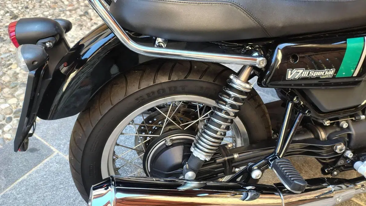 Moto Guzzi V7 III Special (2017 - 20)  (6)