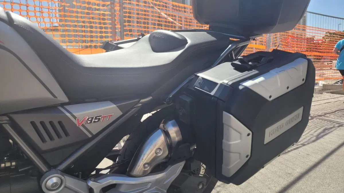 Moto Guzzi V85 TT Travel (2021 - 23)  (3)
