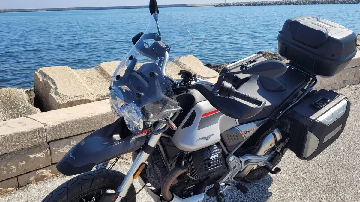 Moto Guzzi V85 TT Travel (2021 - 23)  (4)