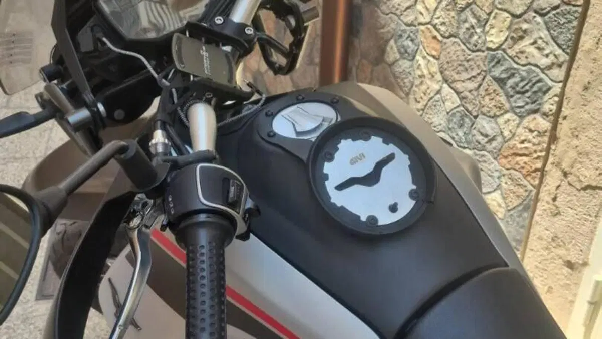 Moto Guzzi V85 TT Travel (2021 - 23)  (6)
