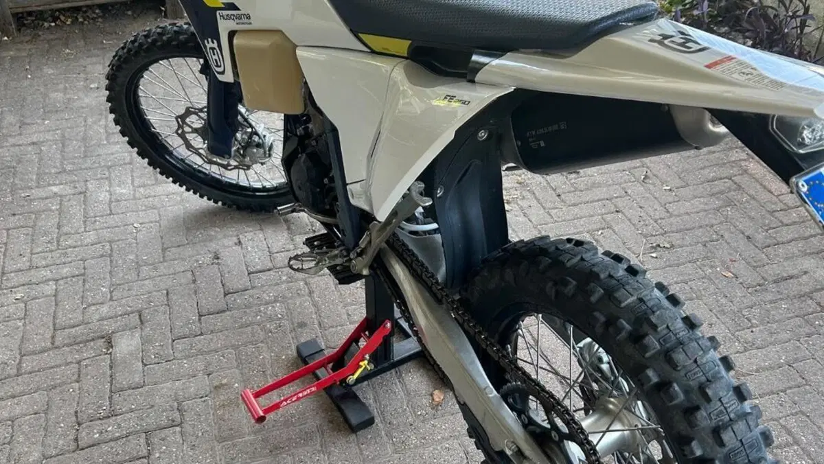 Husqvarna FE 250 (2025)  (6)