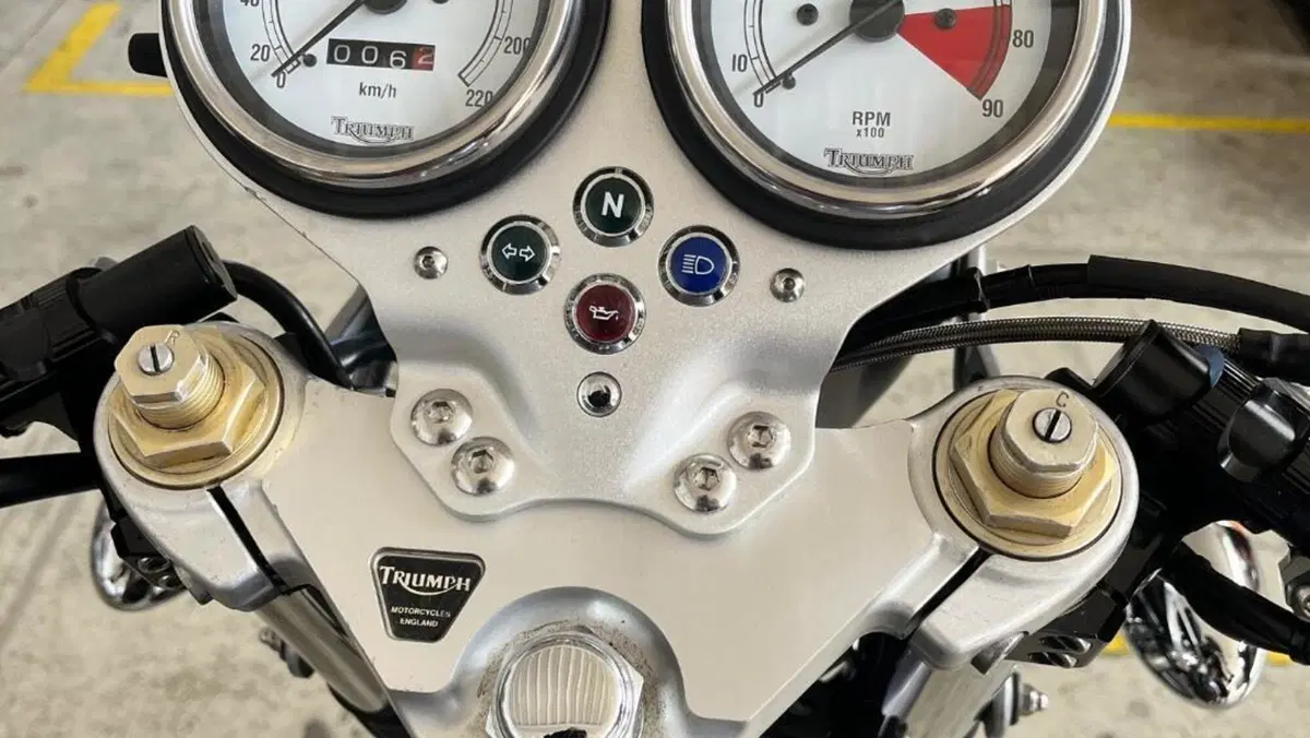 Triumph Thruxton 900 (2004 - 15)  (5)