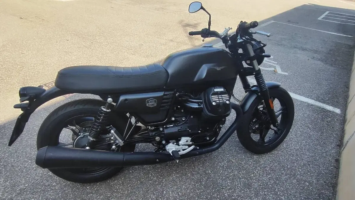 Moto Guzzi V7 III Stone Night Pack (2019 - 20)  (2)