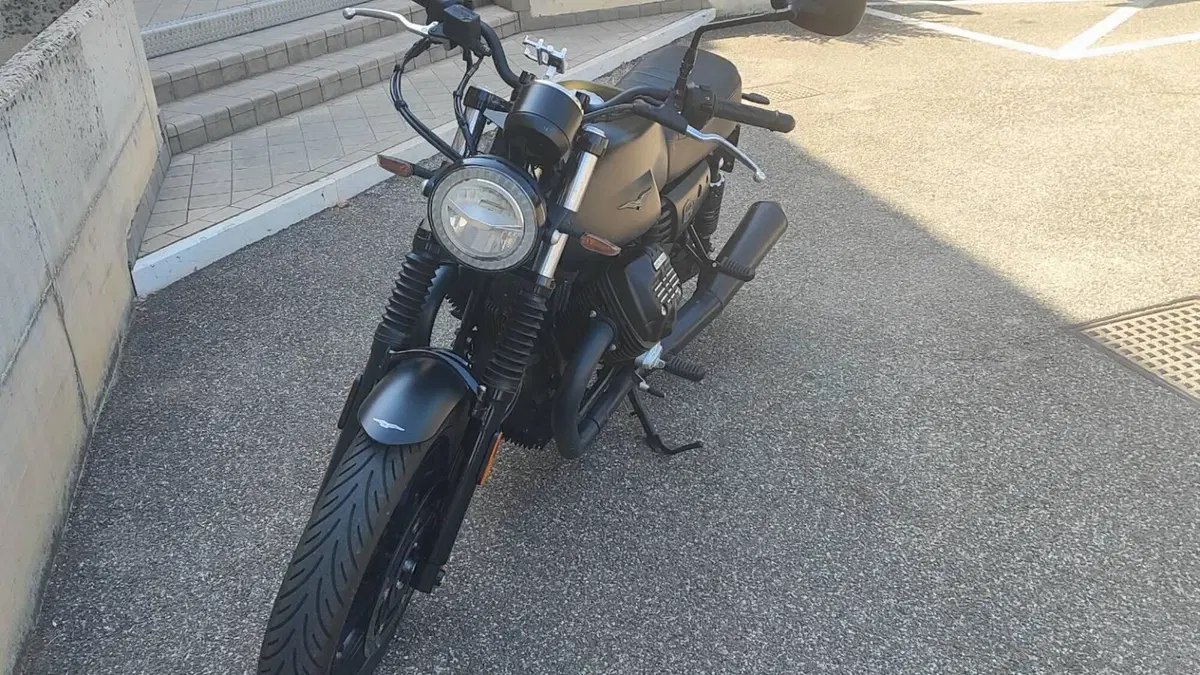 Moto Guzzi V7 III Stone Night Pack (2019 - 20)  (4)