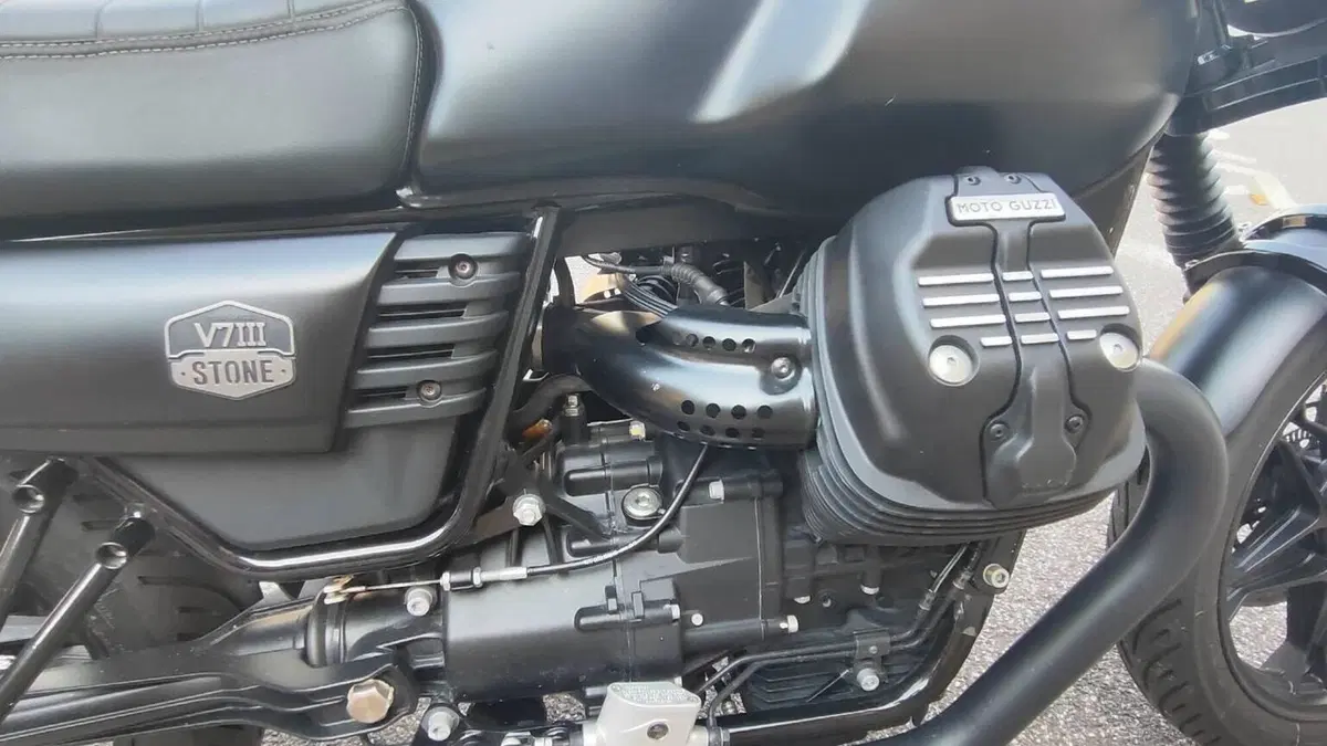 Moto Guzzi V7 III Stone Night Pack (2019 - 20)  (7)