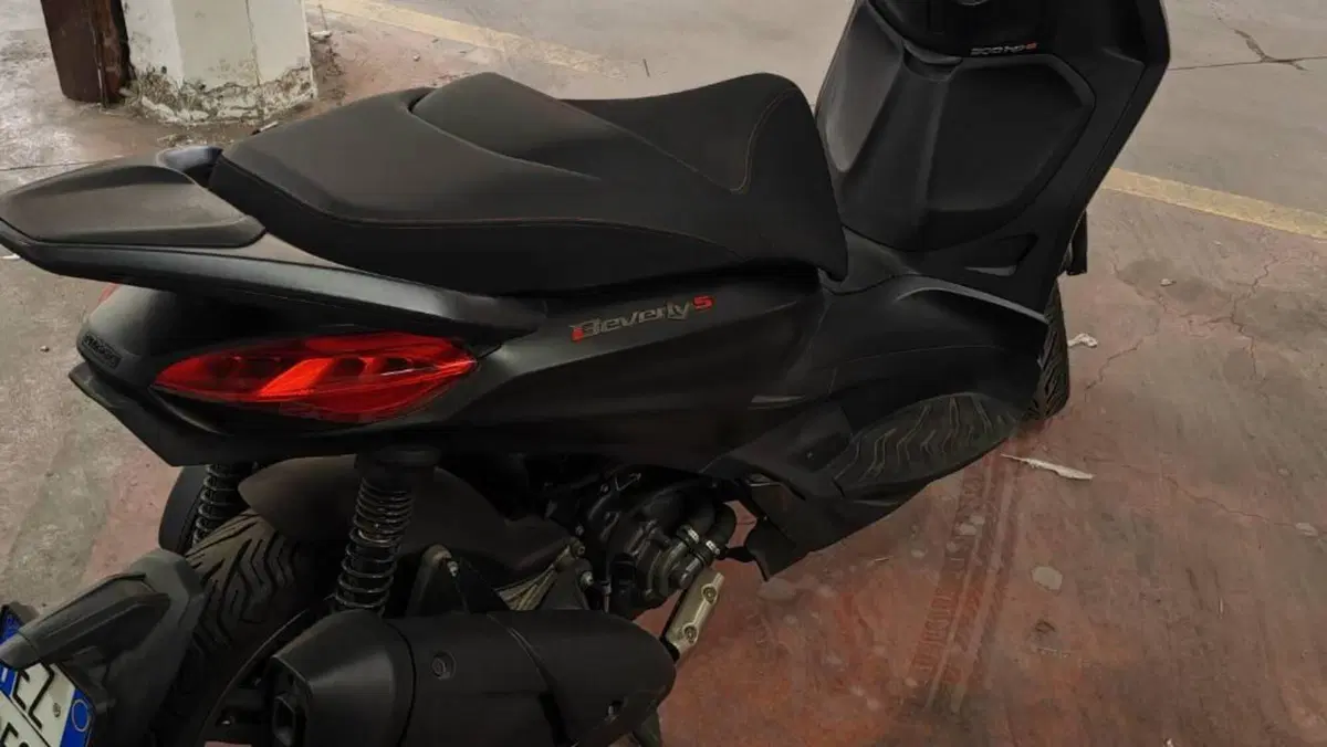 Piaggio Beverly 300 Hpe (2021)  (2)