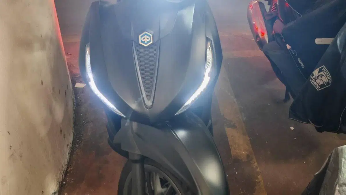 Piaggio Beverly 300 Hpe (2021)  (5)