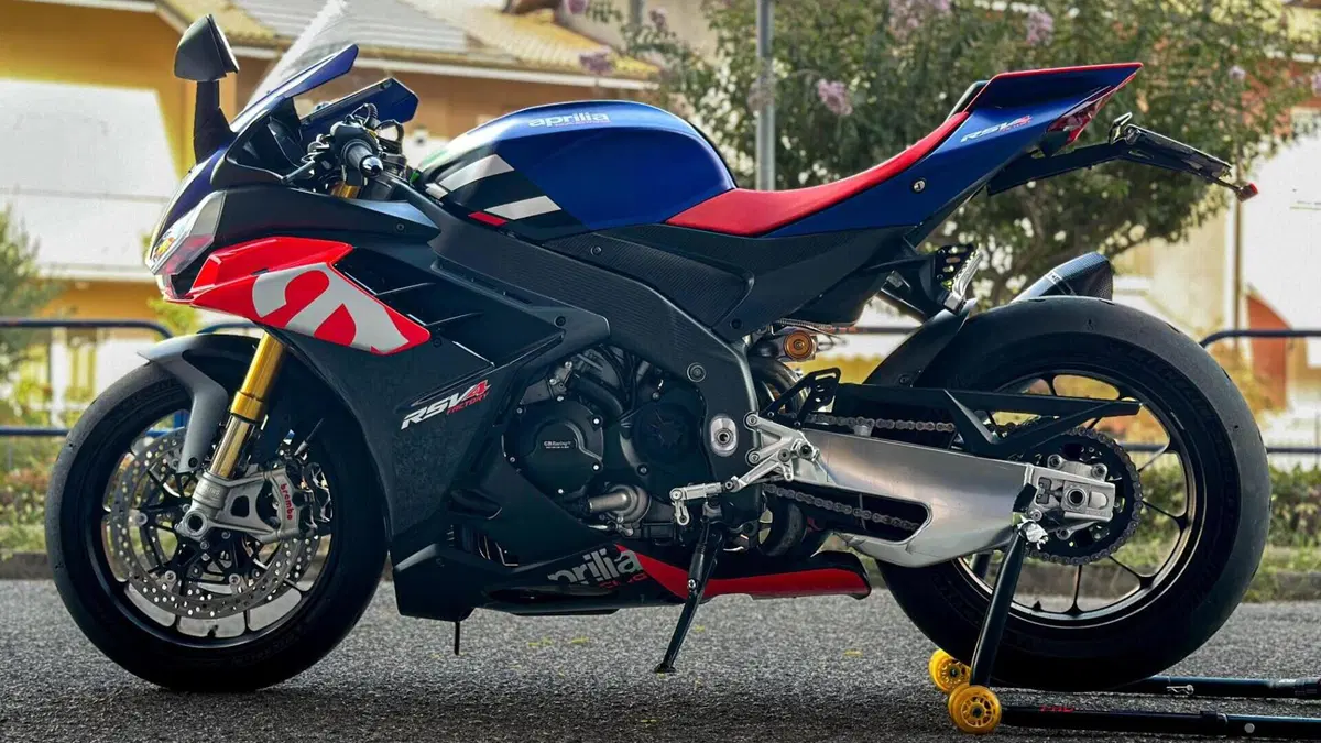 Aprilia RSV4 1100 Factory (2021 - 24)  (6)