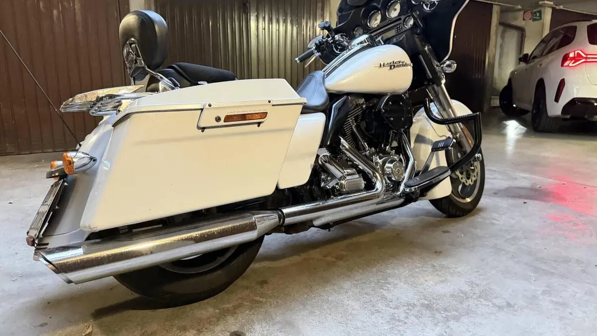 Harley-Davidson 1690 Street Glide (2011 - 13) - FLHX  (5)