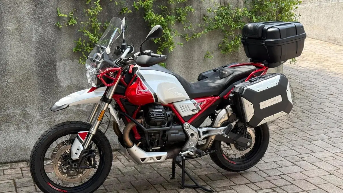 Moto Guzzi V85 TT Evocative Graphics (2019 - 20) 