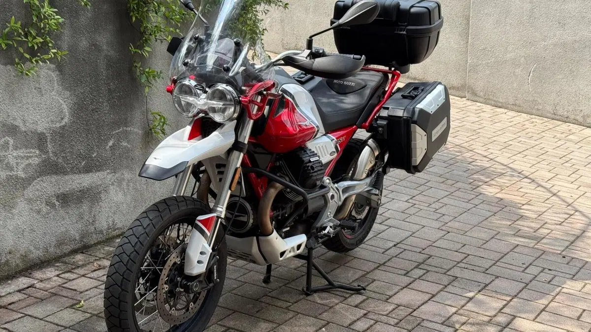 Moto Guzzi V85 TT Evocative Graphics (2019 - 20)  (2)