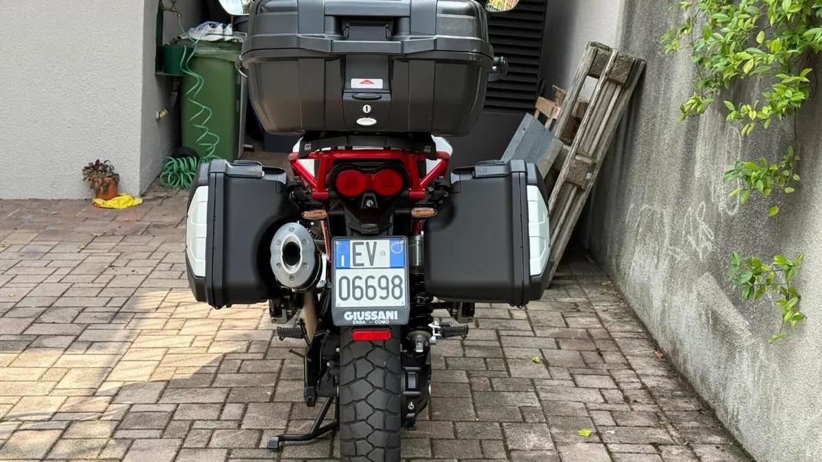 Moto Guzzi V85 TT Evocative Graphics (2019 - 20)  (3)