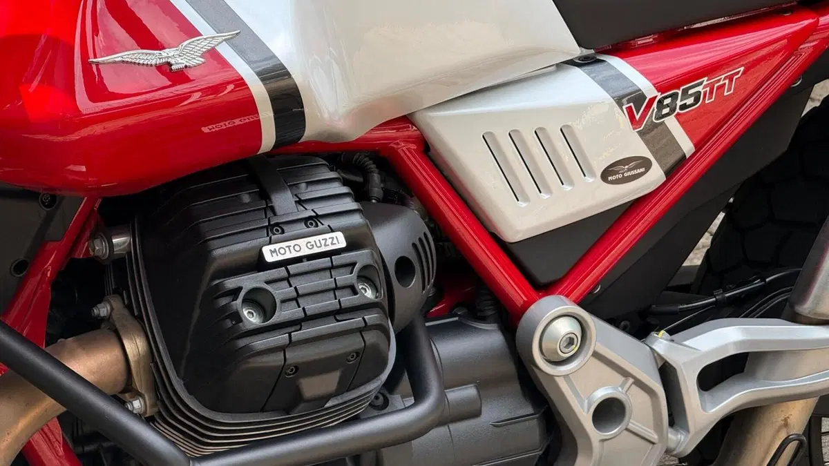 Moto Guzzi V85 TT Evocative Graphics (2019 - 20)  (7)