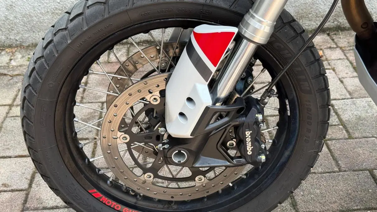 Moto Guzzi V85 TT Evocative Graphics (2019 - 20)  (8)