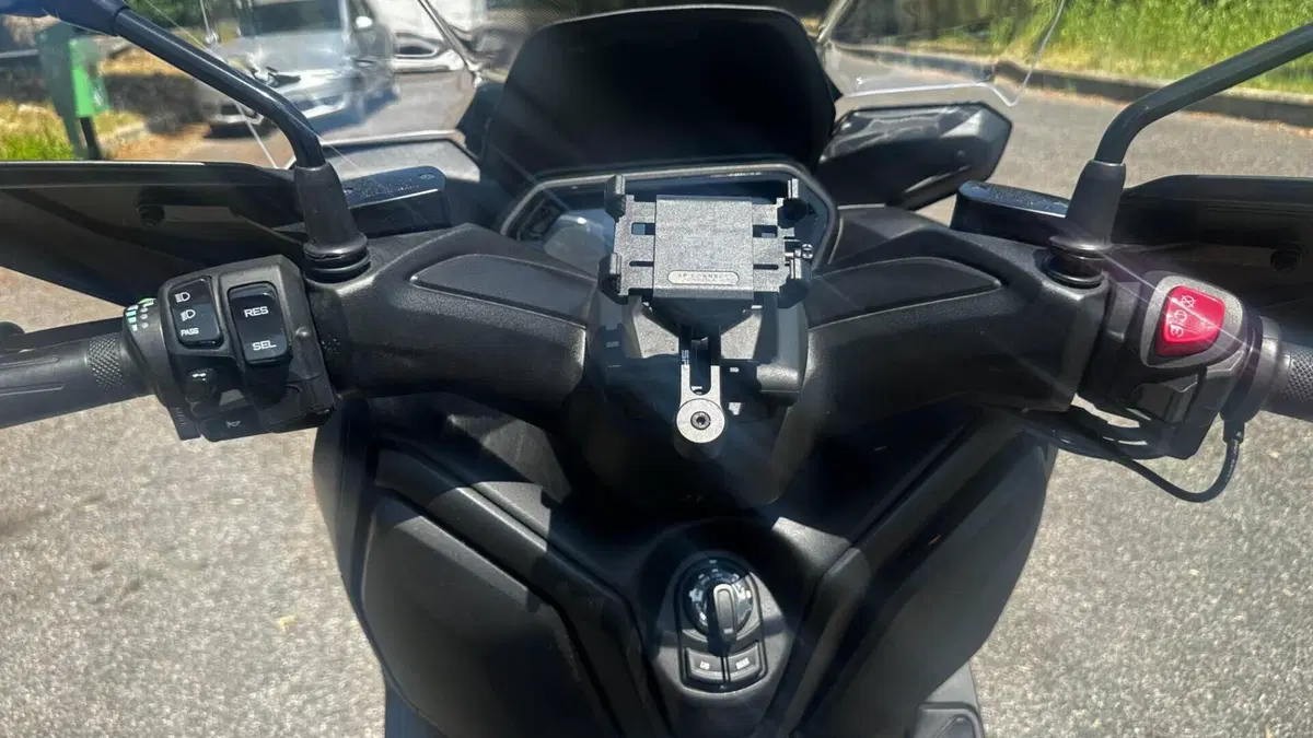 Yamaha X-Max 300 (2025 - 26)  (9)
