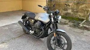 Moto Guzzi V7 Stone (2021 - 24)  (2)