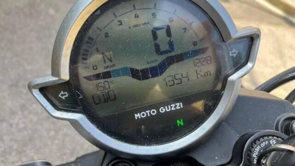 Moto Guzzi V7 Stone (2021 - 24)  (4)