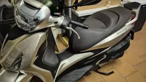 Piaggio Beverly 300 Hpe (2021)  (2)