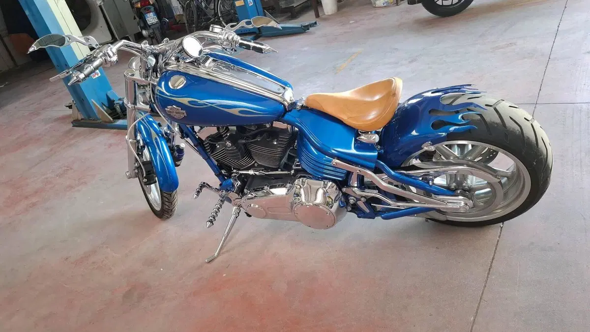 Harley-Davidson 1584 Rocker C (2009 - 11) - FXCWC  (2)