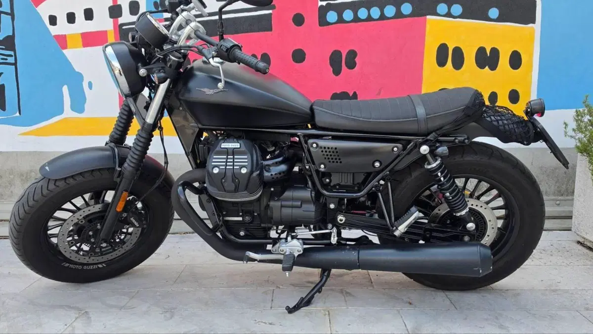 Moto Guzzi V9 Bobber (2016 - 18)  (3)