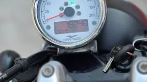 Moto Guzzi V9 Bobber (2016 - 18)  (6)