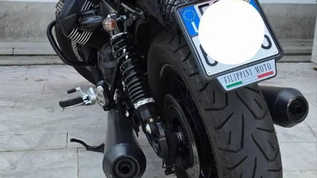 Moto Guzzi V9 Bobber (2016 - 18)  (7)