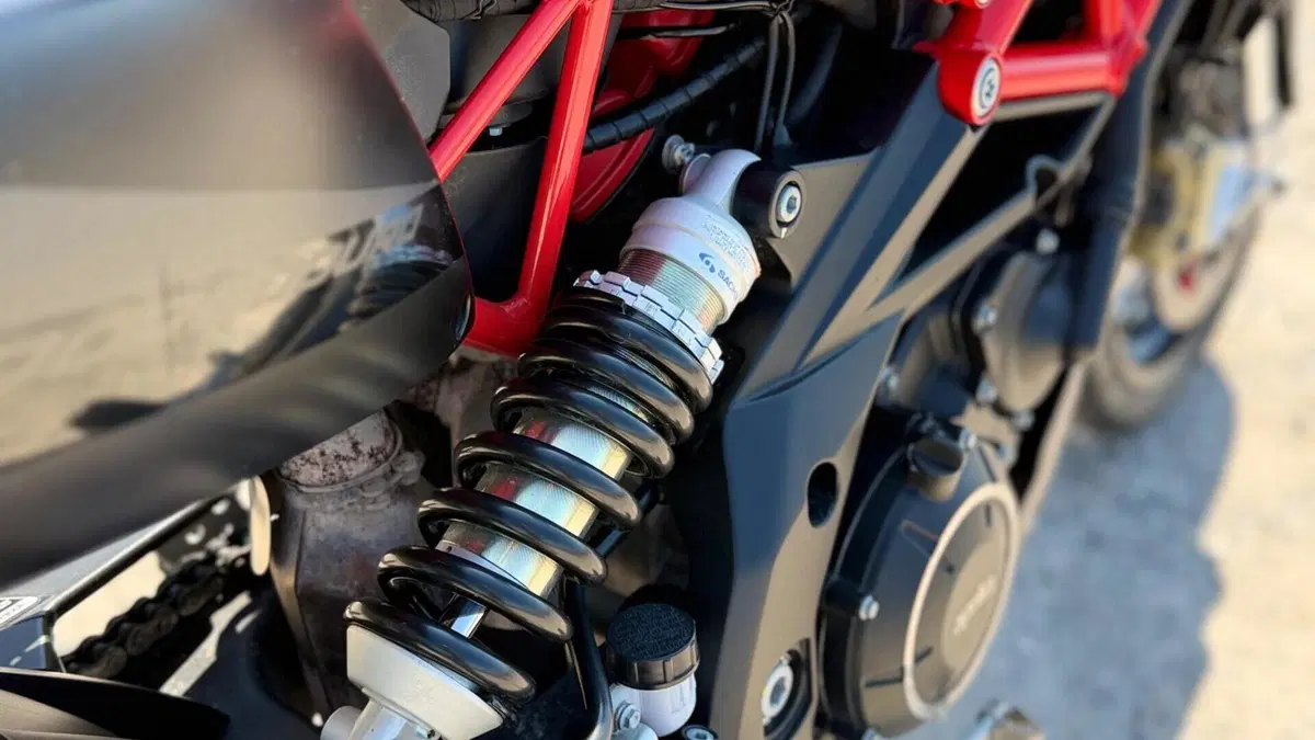 Aprilia Dorsoduro 900 (2017 - 20)  (4)