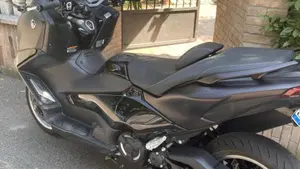 Yamaha T-Max 560 Tech Max (2025 - 26)  (4)