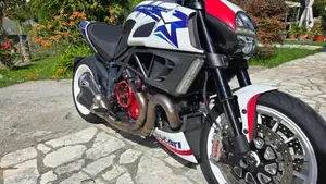 Ducati Diavel 1200 Carbon (2010 - 13)  (5)